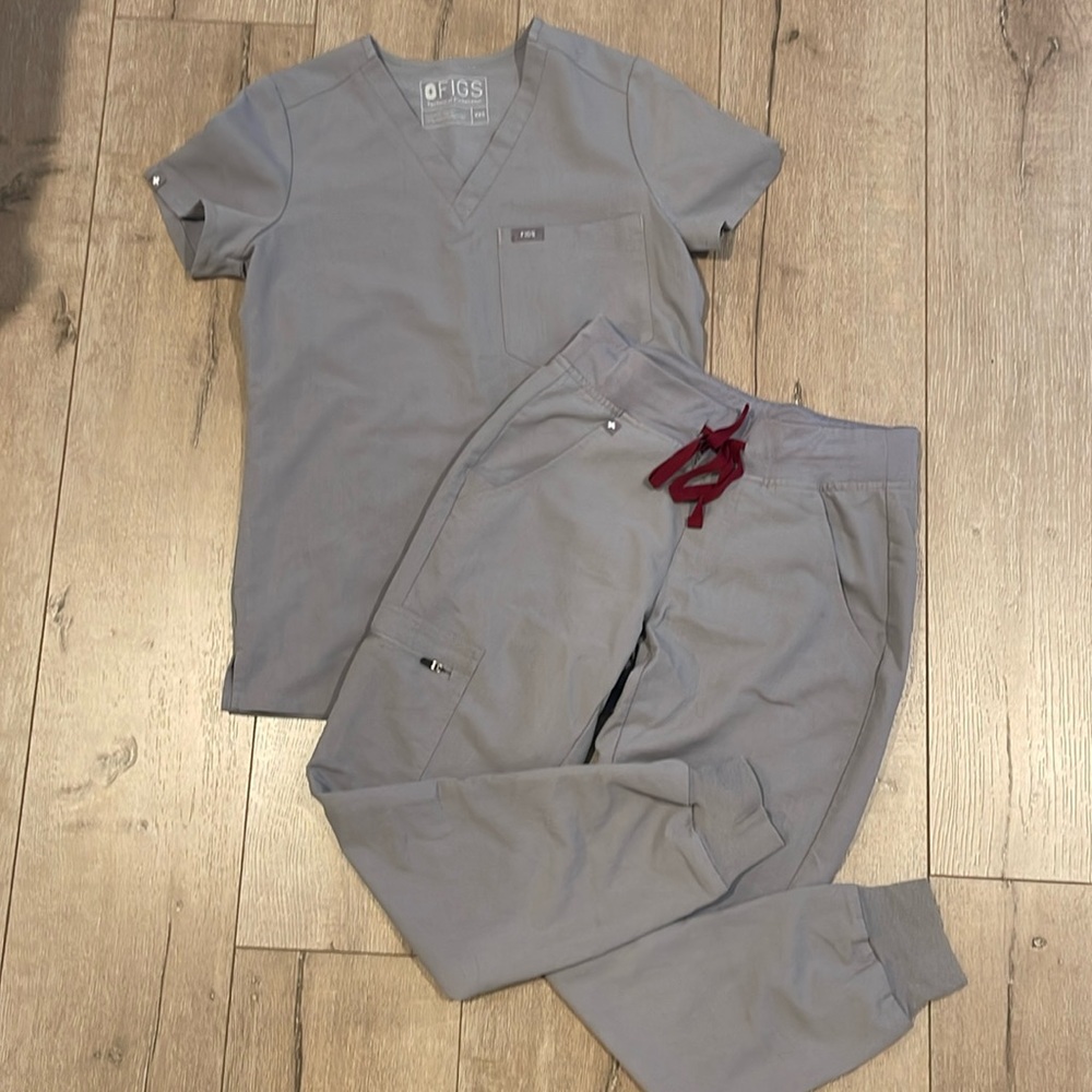 FIGS XXS scrub top and XXS/P jogger bottom set!
